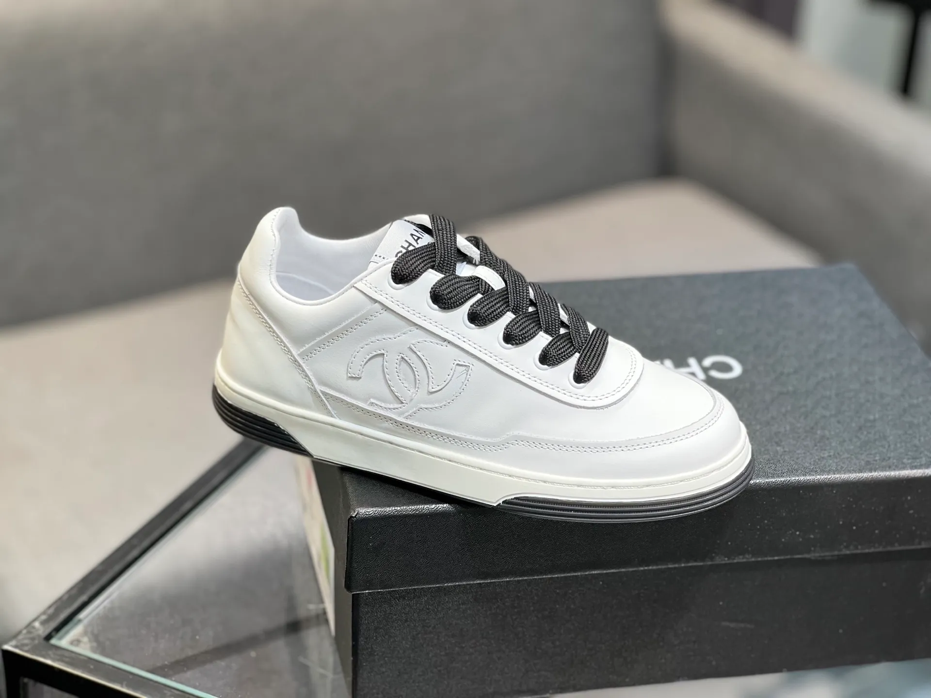 Men's men's shoes 💰620 Exclusive real shot (top version) CHANEL Chanel's new panda sneakers Panda shoes Chanel 2025ss color matching thick-soled casual sports shoes sneakers Counter synchronization The counter is very popular Very difficult to buy a shoe The most popular thick-soled panda shoes on the Internet It is obvious that Xiaoxiang control cannot miss it Simple and versatile white shoes that have both good looks and comfort Thick sole increases height, is super versatile and can be worn with eyes closed😍 Whoever wears it will look better. Upper: calfskin. Lining: imported sheepskin lining. Outsole: TPU original outsole. Size: 35-44 (41 for women, 40 for men, custom made).